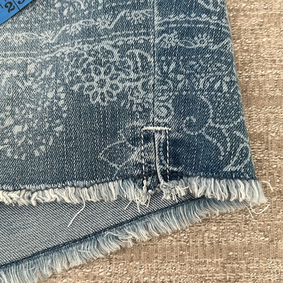 Seven7 Fray Hem Comfort “Kaui” Floral Pattern Weekend Shorts Size 8. NWT - Picture 9 of 12